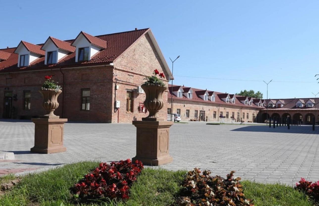 Готель Бережани ภายนอก รูปภาพ